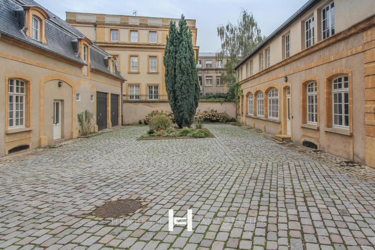 H-Bnb - Les Meubles Du 1 Bed and Breakfast Metz Esterno foto