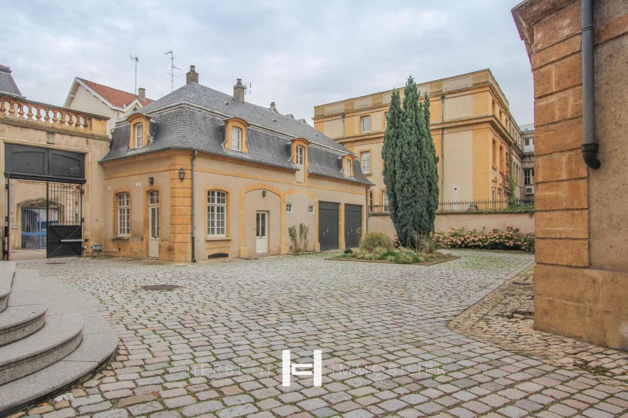 H-Bnb - Les Meubles Du 1 Bed and Breakfast Metz Esterno foto